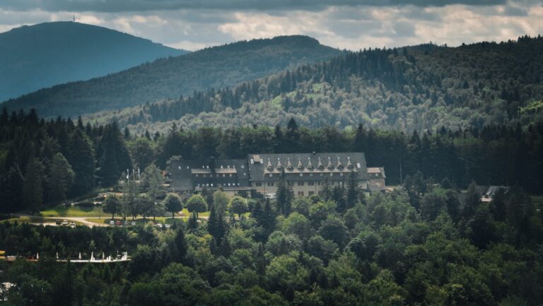 Górski hotel otoczony lasem – fotografia lotnicza z drona DroneFamily.